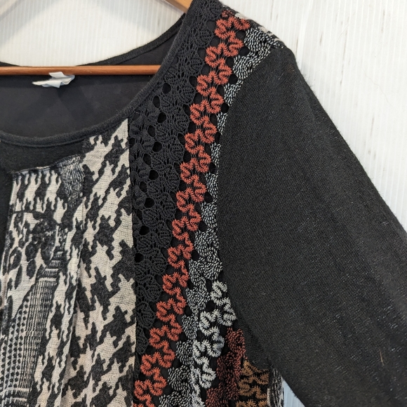 DIKALADY women's mixed media crochet knit sharkbite assymetrical tunic top - Picture 4 of 11